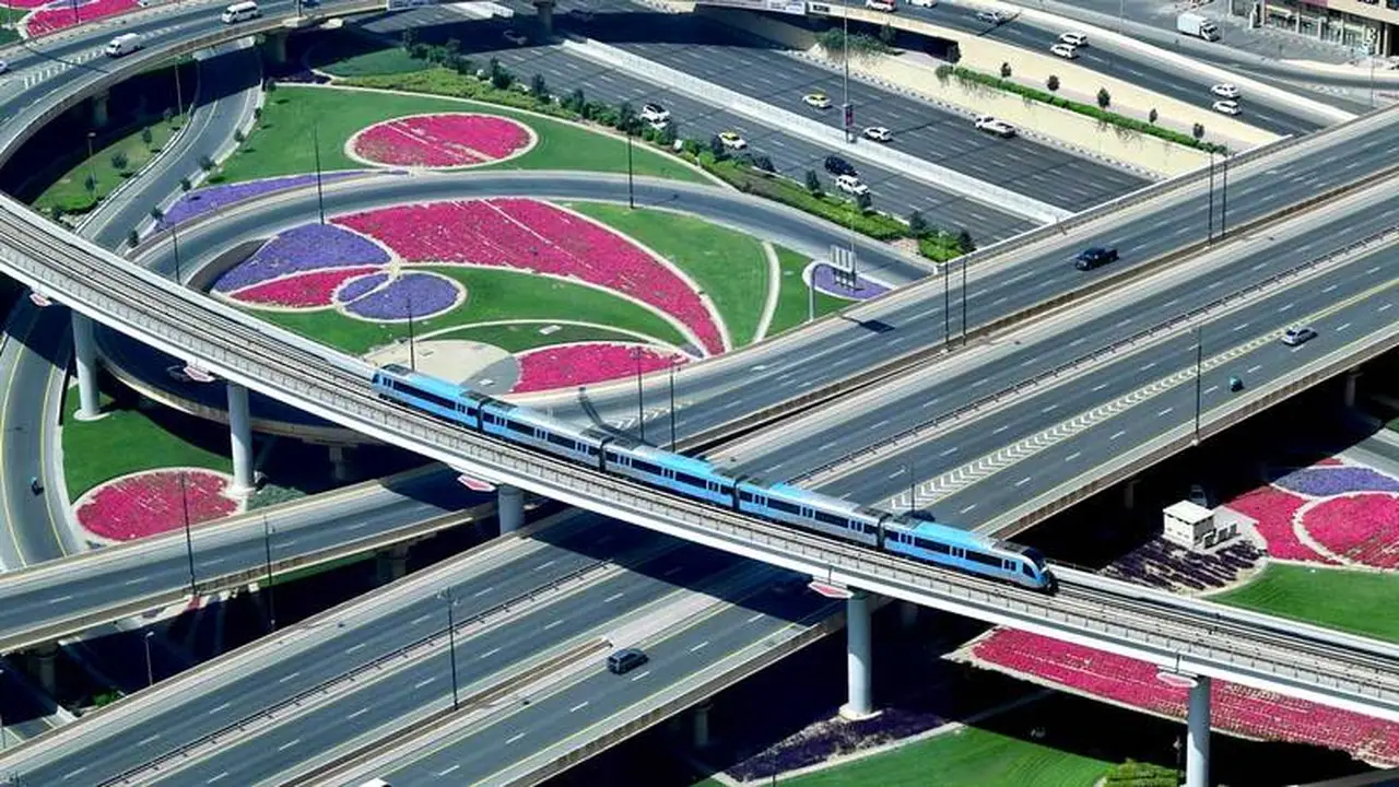 مطورون عقاريون في دبي يركزون استثماراتهم حول مسارات الخط الذهبي لمترو دبي